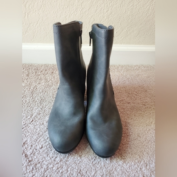 Aerosoles Vegan Leather AnkleBoots - Picture 3 of 5